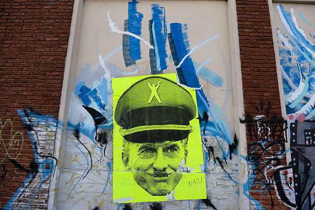 Cartaz em rua de Buenos Aires mostra o presidente argentino, Mauricio Macri, como Hitler 