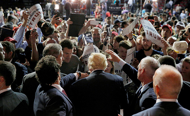 O virtual candidato republicano Donald Trump cumprimenta eleitores em Bangor, no Maine