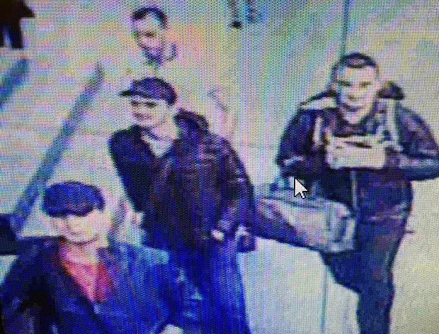 Câmeras de segurança mostram os três homens que seriam os autores do ataque em Istambul