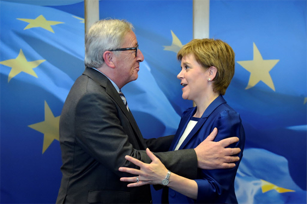 Scotland's First Minister Nicola Sturgeon is welcomed by European Commission President Jean-Claude Juncker ahead of a meeting at the EC in Brussels, Belgium, June 29, 2016. REUTERS/Eric Vidal ORG XMIT: EVD38