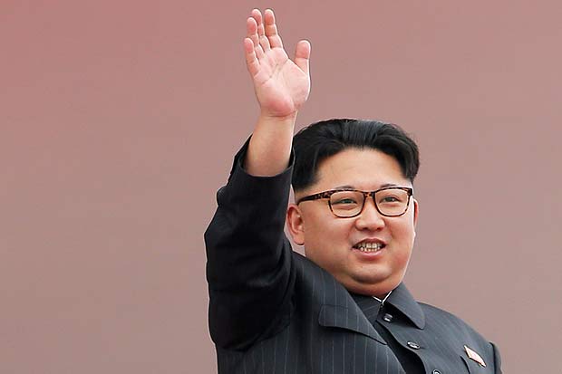 O lder norte-coreano, Kim Jong-un, acena para seus seguidores em parada militar em 10 de maio de 2016