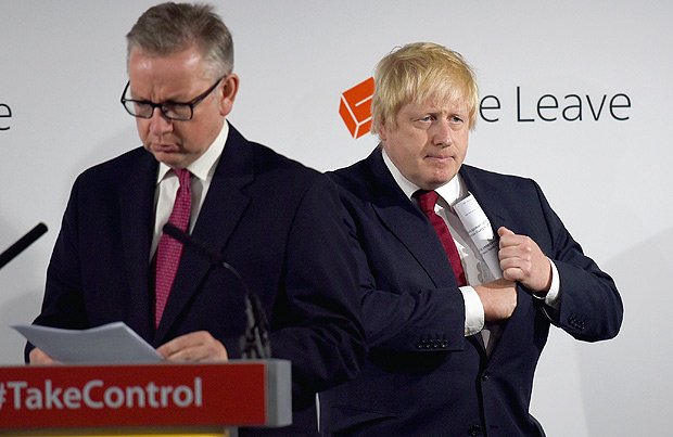 Boris Johnson ( direita) e o secretrio de Justia Michael Gove em coletiva de imprensa no domingo (24)