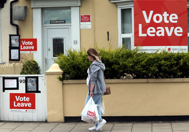 Mulher passa em frente a casa com cartaz de campanha para deixar a UE no norte da Inglaterra