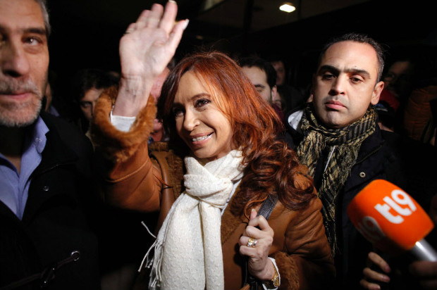 A ex-presidente da Argentina Cristina Kirchner saúda a militância que a esperava no Buenos Aires