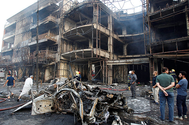 Exploso de carro bomba destruiu prdios em rea comercial de Bagd, Iraque