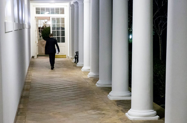 O presidente dos EUA, Barack Obama, caminha vindo da rea privada da Casa Branca em fevereiro