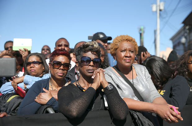 Moradores de Selma, no Estado do Alabama, assistem ao discurso de Obama pelos direitos civis