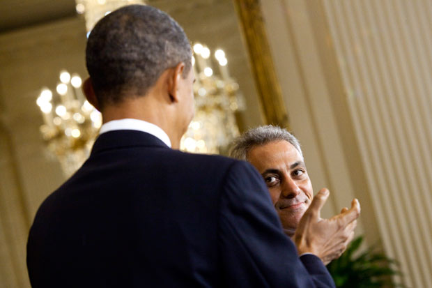 O presidente dos EUA, Barack Obama, conversa com o chefe de gabinete, Rahm Emmanuel, em 2010