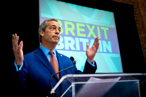 O deputado europeu Nigel Farage renunciou à liderança de seu partido, o ultranacionalista Ukip