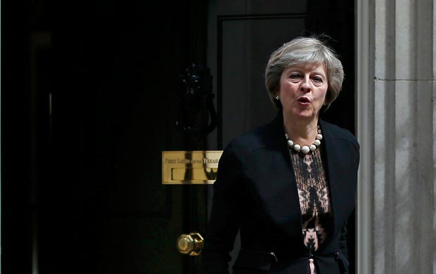 A secretria do Interior, Theresa May, deixa a residncia oficial do primeiro-ministro em Londres nesta tera (5)