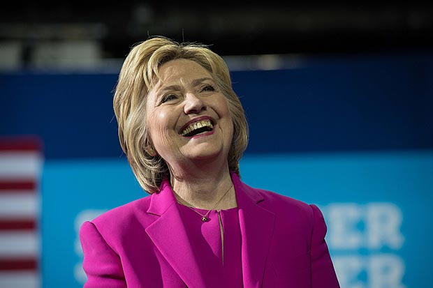 A candidata democrata  Presidncia dos EUA Hillary Clinton participa de comcio na Carolina do Norte