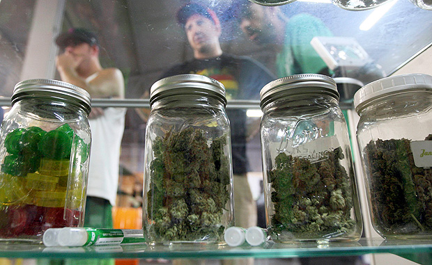 People look at jars of marijuana at the medical marijuana farmers market at the California Heritage Market in Los Angeles, California July 11, 2014. REUTERS/David McNew/File Photo ORG XMIT: TOR603