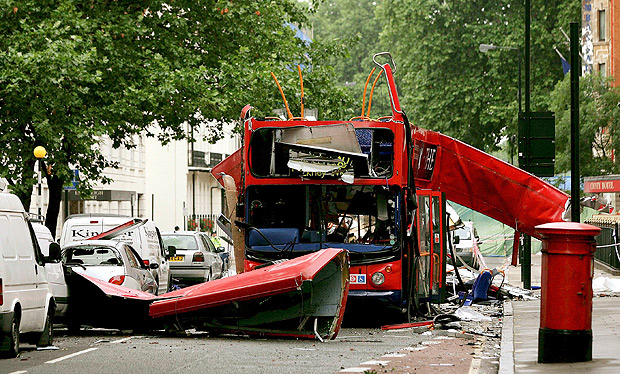Ônibus de Londres destruído após ataque a bomba em julho de 2005; efeito do Brexit no terror é incerto