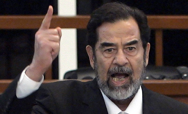 O ditador iraquiano Saddam Hussein reage ao ouvir sua condenao  morte, em novembro de 2006
