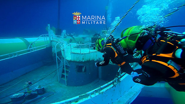 Foto divulgada pela Marinha italiana mostra barco que naufragou no Mediterrâneo em abril de 2015