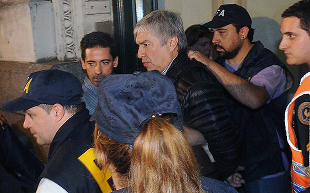 Lázaro Báez é escoltado pela polícia, em abril, após sua detenção em Buenos Aires 
