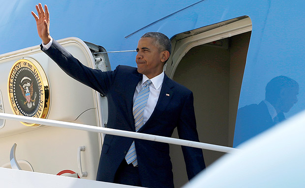 O presidente dos EUA, Barack Obama, sada militares ao deixar o pas rumo a Varsvia, na Polnia