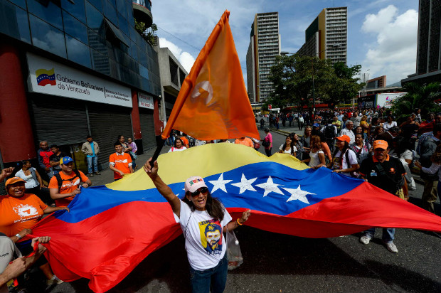 Opositores protestam em frente a tribunal em Caracas onde seria julgado o ex-prefeito Leopoldo López