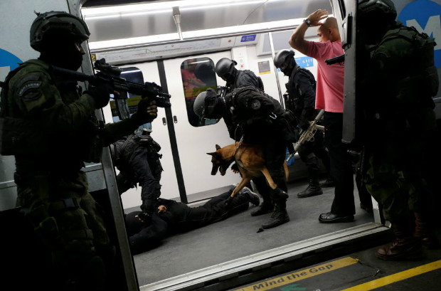 Policiais do Bope fazem treinamento contra ataques terroristas em estao do metr do Rio