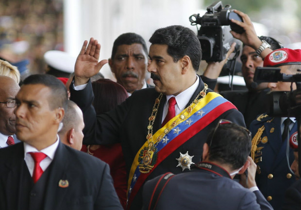 O presidente da Venezuela, Nicolás Maduro, acena para aliados durante desfile da Independência em Caracas