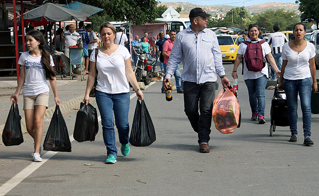 Pessoas atravessam voltam à Venezuela após comprarem mantimentos em Cúcuta, na Colômbia