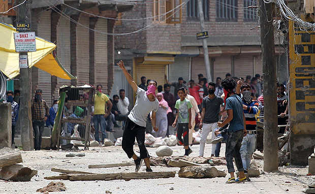 Manifestantes e policiais entram em confronto em Srinagar aps morte de lder separatista