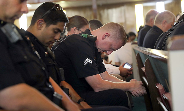 Policiais da regio de Dallas participam de viglia em homenagem a agentes vtimas de francoatirador
