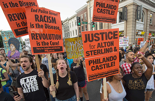 Black Lives Matter protestors shout slogans during a Black Lives Matter protest march thru the streets in Washington, DC on July 9, 2016. / AFP PHOTO / PAUL J. RICHARDS ORG XMIT: PJR023
