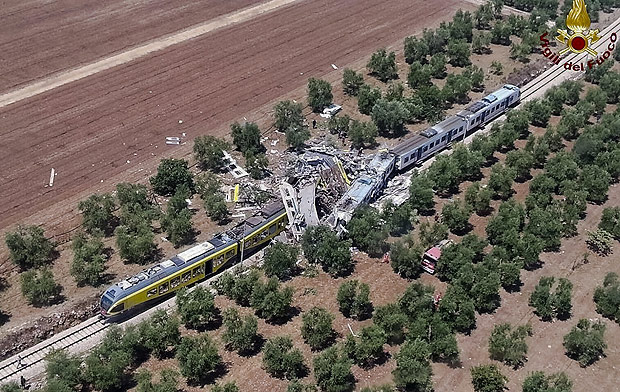 Imagem area mostra o local onde dois trens se chocaram no sul da Itlia deixando mais de 20 mortos