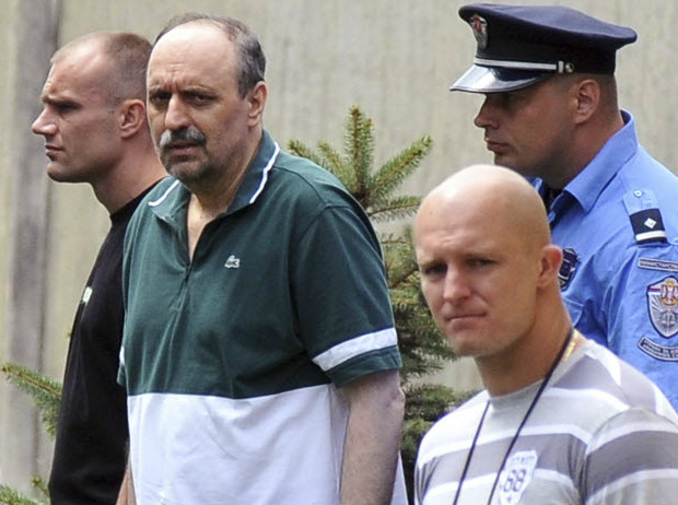 Goran Hadzic (de verde e branco) é escoltado em 2011; líder servo-croata morreu aos 57 anos