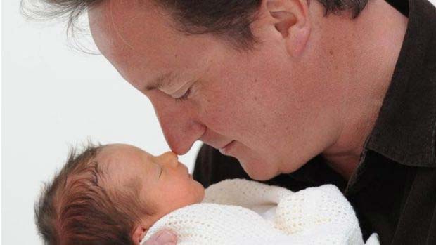 David Cameron, o primeiro-ministro que perdeu tudo ao apostar contra os eurocticos - David Cameron e sua filha Florence, nascida quando ele j era premi