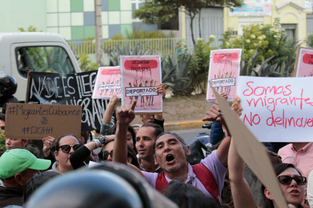 Manifestantes protestam contra a deportao de imigrantes cubanos antes de uma audincia em Quito