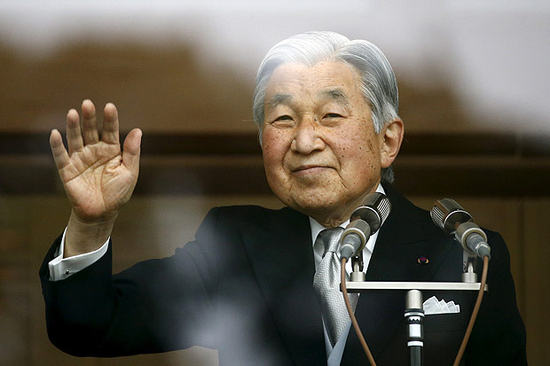 O imperador do Japão, Akihito, acena para seus súditos no Palácio Imperial, em Tóquio, em dezembro