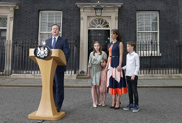 Britain's outgoing Prime Minister, David Cameron, accompanied by his wife Samantha, daughters Nancy and Florence (C) and son Arthur, speaks in front of number 10 Downing Street, on his last day in office as Prime Minister, in central London, Britain July 13, 2016. REUTERS/Peter Nicholls ORG XMIT: LON188