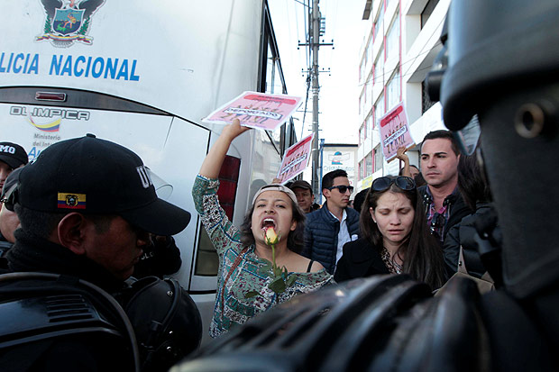 Manifestantes equatorianos gritam mensagem de apoio a cubanos que foram deportados em Quito