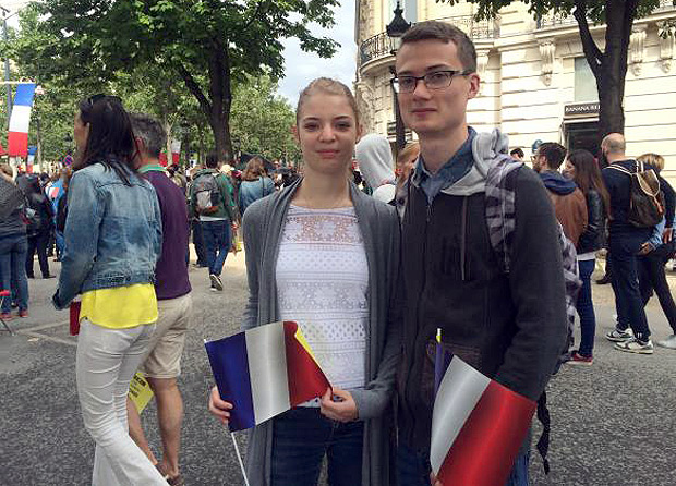 Casal Corentin e Camille veio do norte da Frana para assisitir aos desfiles em Paris.