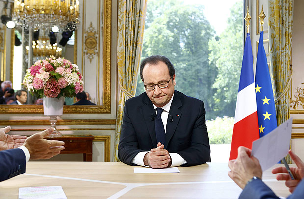 French President Francois Hollande reacts after a televised interview at the Elysee Palace where he said that France will not extend a state of emergency put in place after the November 2015 attacks beyond July 26, following the Bastille Day military parade in Paris, France, July 14, 2016. REUTERS/Francois Mori/Pool ORG XMIT: PAR148