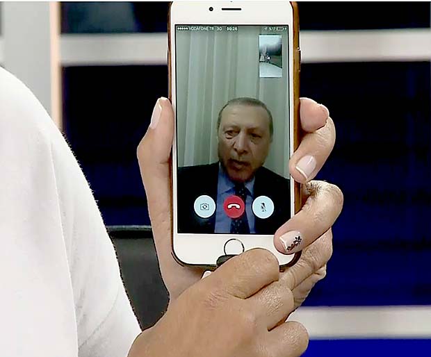 Turkish President Recep Tayyip Erdogan just gave an interview via Facetime reproducao CNN ***DIREITOS RESERVADOS. NO PUBLICAR SEM AUTORIZAO DO DETENTOR DOS DIREITOS AUTORAIS E DE IMAGEM***