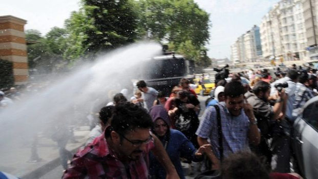Recep Tayyip Erdogan: quem  o presidente de pulso firme que divide a Turquia. Nos protestos do Parque Gezi, manifestantes e policiais entraram em confronto 