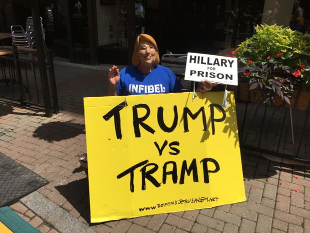 Cartaz xinga a rival de Donald Trump, Hillary Clinton, antes de conveno do Partido Republicano