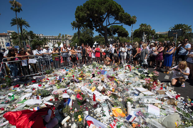 (160717) -- NICE, July 17, 2016 (Xinhua) -- People gather to mourn the victims on the attack scene at the Promenade des Anglais in Nice, France, July 16, 2016. The Promenade des Anglais in Nice reopened Saturday after a deadly attack took place here which killed 84 people. (Xinhua/Xu Jinquan)(yk)