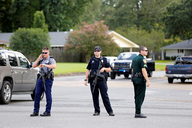 Policiais fecharam ruas em busca do atirador que matou trs oficiais de segurana em Baton Rouge