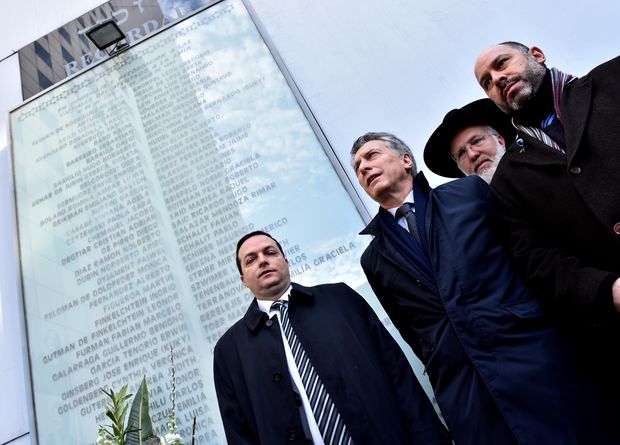 Handout picture released on July 18, 2016 by the presidential press service of Argentine President Mauricio Macri (2nd-L) participating in a ceremony for the 22nd anniversary of the bombing attack against the Asociacion Mutual Israelita Argentina (AMIA) Jewish community center in Buenos Aires that killed 85 people and injured more than 300. / AFP PHOTO / PRESIDENCIA / HO / RESTRICTED TO EDITORIAL USE - MANDATORY CREDIT "AFP PHOTO / PRESIDENCIA" - NO MARKETING NO ADVERTISING CAMPAIGNS - DISTRIBUTED AS A SERVICE TO CLIENTS
