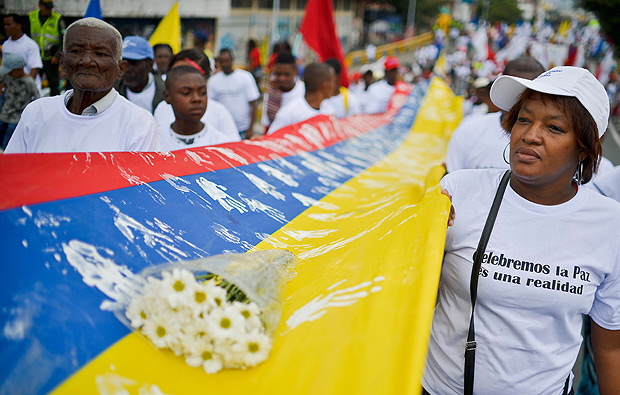 Manifestantes do apoio ao acordo de paz com as Farc em ato em Cali, na Colmbia, em 15 de julho