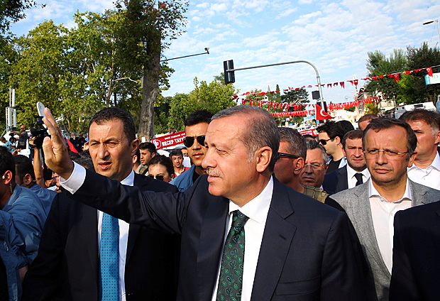 O presidente da Turquia, Recep Tayyip Erdogan, acena a seus seguidores em casa em Istambul