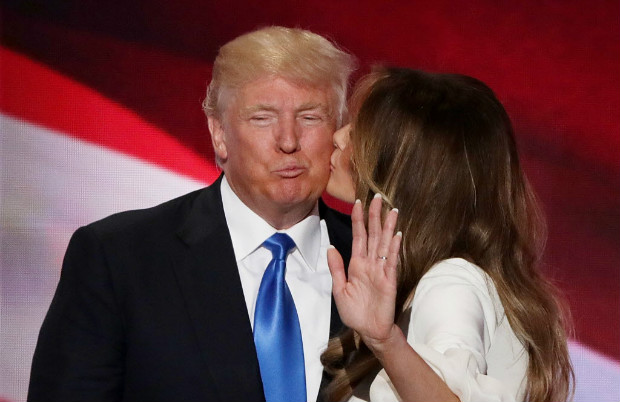 Melania Trump beija seu marido, Trump, aps discursar no primeiro dia da Conveno Republicana