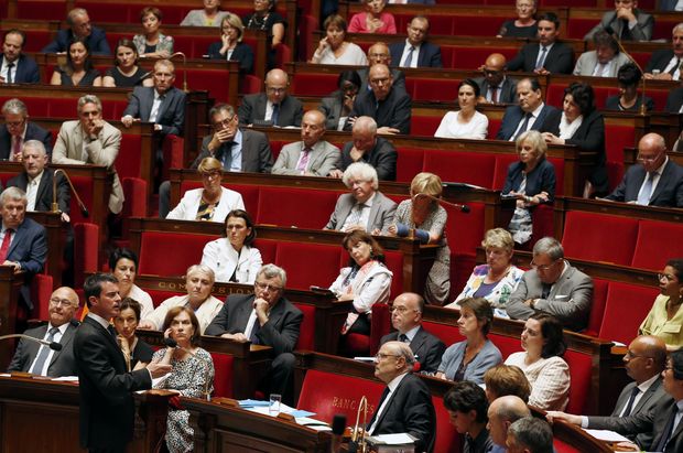 O premi francs, Manuel Valls, fala a deputados da Assembleia durante sesso sobre reforma trabalhista