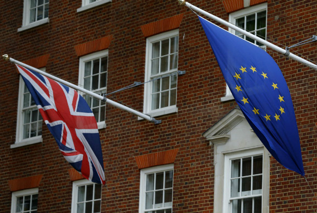 As bandeiras da Unio Europeia e do Reino Unido sobre a fachada da Europe House, em Londres