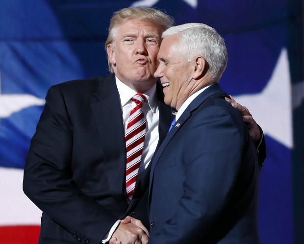 O candidato Donald Trump cumprimenta seu companheiro de frmula, Mike Pence, na Conveno Republicana