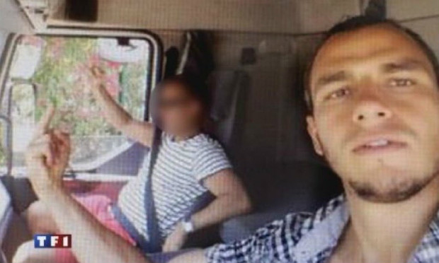 Mohamed Bouhlel tira selfie em caminho que seria usado em atentado no dia seguinte na orla de Nice